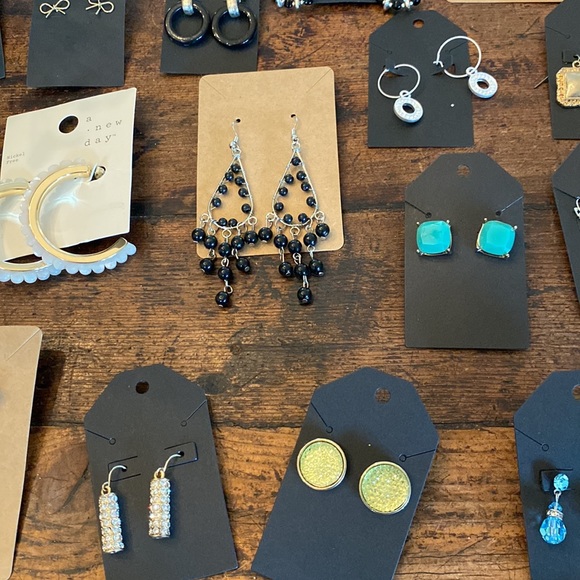 EARRINGS - 60 Pairs - Picture 13 of 17